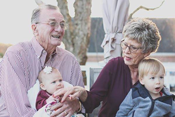 grandparents-1969824_1920-600x400.jpg