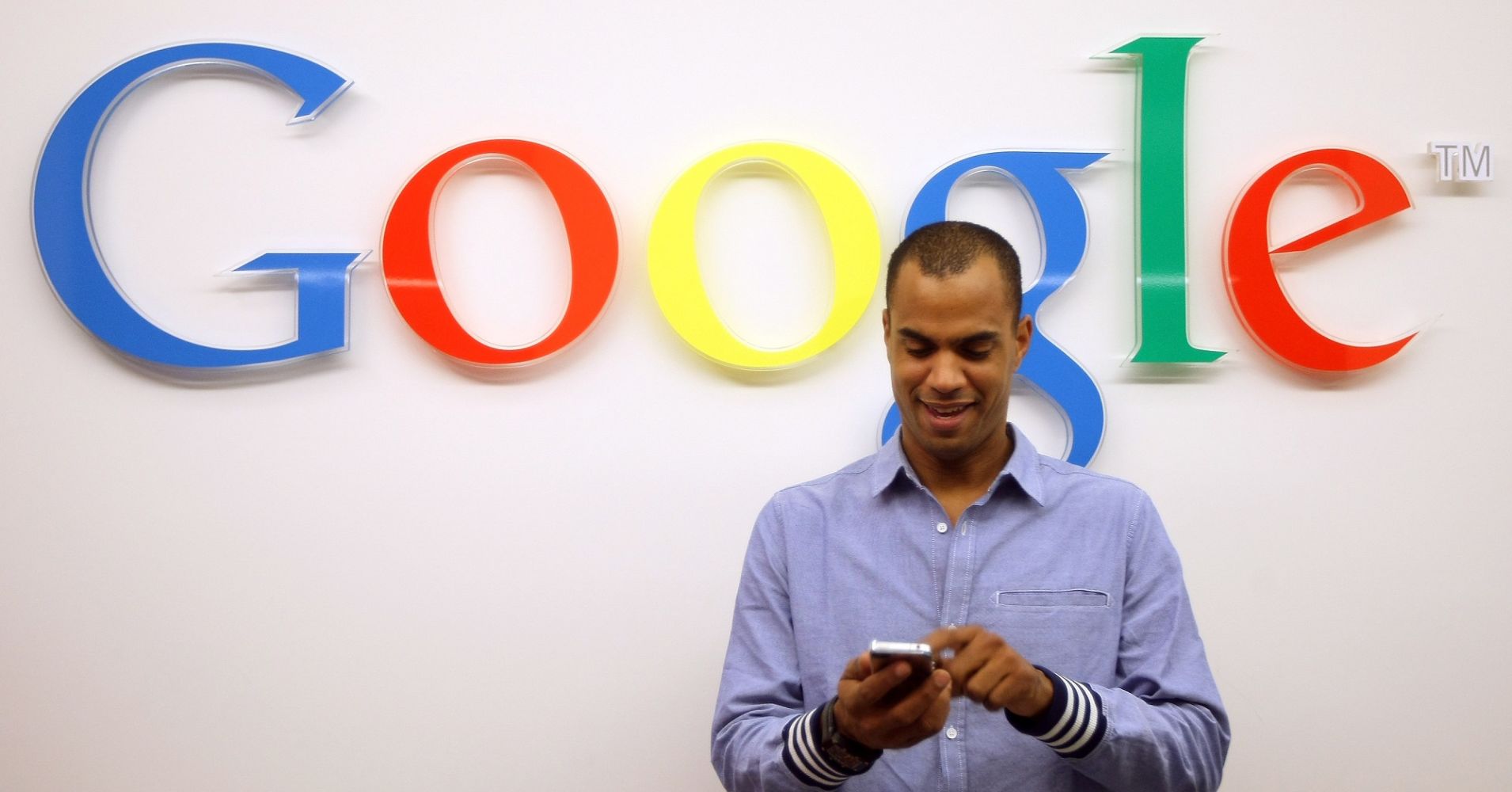 104608119-in_front_of_the_Google_logo.1910x1000.jpg