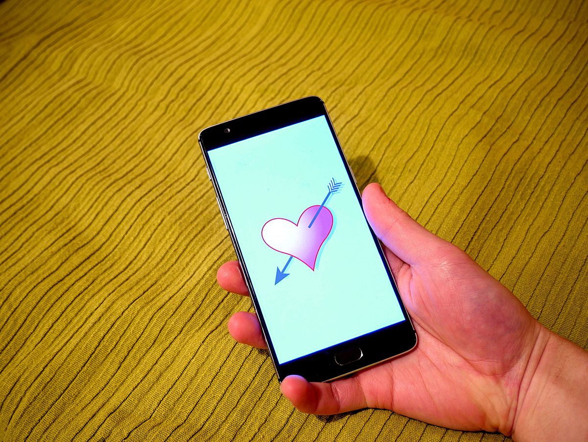 Smartphone_dating_app_illustration.jpg