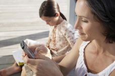 1465641631-1382-kids-parents-cell-phones.jpg