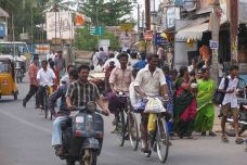India-people-Vespa-dolcevita.jpg